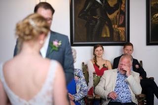 Bruidspaar Annika en Jos emotioneel moment in stadhuis Delft, gasten kijken toe bij trouwceremonie - Trouwshoot Stefan Segers
