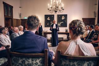 Harm-Jan en Simanca wisselen geloften uit in stadhuis Delft, plechtige trouwceremonie met getuigen - Trouwshoot Stefan Segers