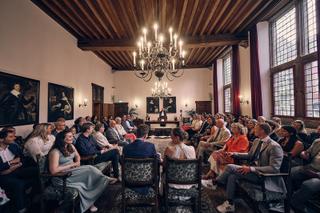 Bruidspaar Harm-Jan en Simanca in stadhuis Delft tijdens plechtige ceremonie, trouwreportage Hotel Arsenaal - Trouwshoot Stef