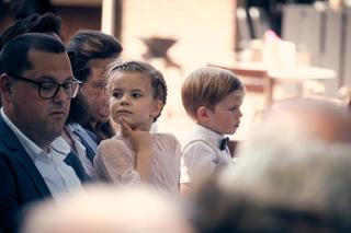Kinderen volgen intens de ceremonie op De Schaapskooi in Delft - Trouwshoot Stefan Segers