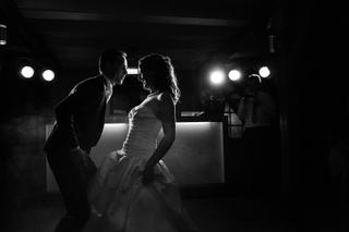 Bruidspaar Marjan en Niels dansen tijdens trouwreceptie Paviljoen de Witte Delft, avondsfeer met spotlights, trouwreportage -