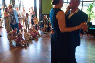 Tijdens het 12,5 jarig huwelijksfeest van Marianne en David in Onder Ons: kinderen luisteren geboeid toe terwijl het paar dan