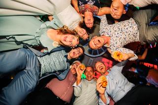 Bruidspaar Patrick en Lyn feest met gasten op trouwreceptie Meerhoeve Delftse Hout Delft, vrolijk trouwfeest - Trouwshoot Ste