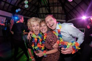 Bruidspaar Mathijs en Jeroen viert feest met gasten in kleurrijke bloemenslinger op trouwfeest Delftse Hout Delft, trouwrepor