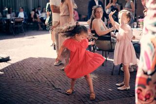 Kinderen dansen uitgelaten op trouwfeest bruidspaar Evelien en Krijn, trouwreportage De Schaapskooi Delft - Trouwshoot Stefan