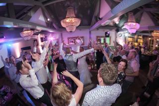 Bruidspaar Deborah en Remco dansen met gasten op feestelijk ontvangst, trouwreportage Brasserij Oostpoort Delftse Hout Delft