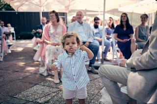 Kleine jongen blaast zeepbellen op trouwreceptie bruidspaar Evelien en Krijn, De Schaapskooi Delft, bruidsfotografie - Trouws