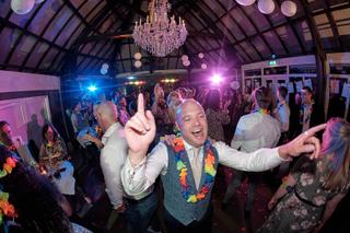 Bruidegom Mathijs en Jeroen dansen uitbundig op trouwfeest in Knus De Schaapskooi Delftse Hout, trouwreportage Delft - Trouws