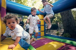 Kinderen spelen in opblaasbaar springkasteel op bruiloft Evelien en Krijn, trouwreportage De Schaapskooi Delft - Trouwshoot S