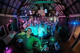 DJ Mathijs en Jeroen vieren met bruiloftsgasten in feestzaal De Schaapskooi Delftse Hout, trouwreportage - Trouwshoot Stefan