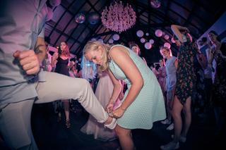 Bruid Evelien danst uitgelaten op trouwfeest met gasten in De Schaapskooi Delft, bruidspaar Evelien en Krijn feestdansreporta