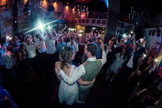 Bruidspaar Renske en Tijmen danst op bruiloft De Waag Delft, gasten juichen toe op trouwfeest - Trouwshoot Stefan Segers