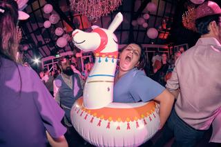 Bruidspaar Evelien en Krijn feest uitbundig bij opblaasbare kat op huwelijksfeest De Schaapskooi Delft, trouwreportage - Trou