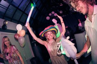 Bruidspaar Evelien en Krijn feesten met gastenparty in De Schaapskooi Delft, trouwreportage feestmomenten - Trouwshoot Stefan
