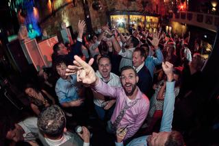 Bruidspaar Renske en Tijmen feesten uitbundig met gasten in De Waag Delft, trouwreportage feestmoment - Trouwshoot Stefan Seg