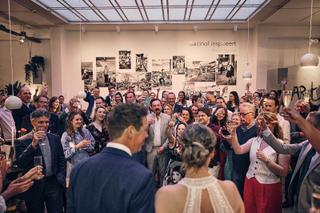 Bruidspaar Harm-Jan en Simanca viert feest omringd door gasten in kunstzaal Lijm & Cultuur Delft, trouwreportage - Trouwshoot