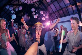 Bruidspaar Evelien en Krijn feesten uitbundig met gasten op trouwfeest De Schaapskooi Delft, DJ-entertainment en festive sfee