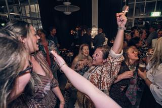 Bruidspaar Harm-Jan en Simanca feest op dansfeest Hotel Arsenaal Delft, gasten dansen enthousiast, trouwreportage - Trouwshoo