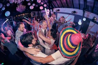 Bruidspaar Evelien en Krijn dansen uitbundig op trouwfeest met gasten in feestlocatie De Schaapskooi Delft, DJ-entertainment