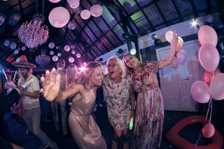 Bruidspaar Evelien en Krijn feest met gasten in feestzaal De Schaapskooi Delft, roze ballonnen en disco, trouwreportage - Tro