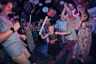 Bruidspaar Evelien en Krijn dansen met gasten op feestelijk huwelijksfeest De Schaapskooi Delft, trouwreportage - Trouwshoot