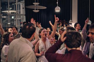 Bruiloftsgasten dansen enthousiast op trouwfeest Huszár in Hotel Arsenaal Delft, joyvolle trouwreportage - Trouwshoot Stefan