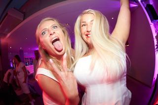 Bruidsfoto's Jeffrey en partner dansen uitgelaten op feest met paarse neonverlichting, trouwreportage Voorburg Delft - Trouws