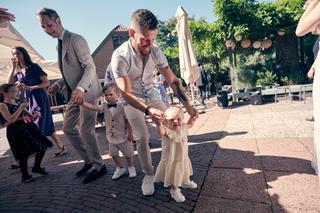 Vader danst met zijn dochtertje op het terras van De Schaapskooi in Delft - Trouwshoot Stefan Segers