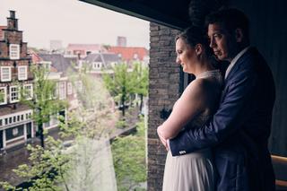 Bruidspaar Harm-Jan en Simanca op balkon Hotel Arsenaal Delft, uitzicht op stadhuis, trouwreportage - Trouwshoot Stefan Seger