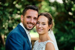 Bruidspaar Tessa en Jeroen portret in groen park Het Rieten Dak Delft - Trouwshoot Stefan Segers