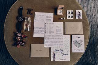 Trouwuitnodigingen, horloge en bruidsboeket van Harm-Jan en Simanca - Trouwshoot Stefan Segers