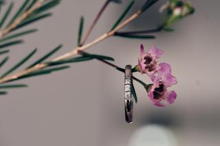 Trouwring bruidspaar Evelien en Krijn met roze orchidee, bruidsfotografie De Schaapskooi Delft - Trouwshoot Stefan Segers