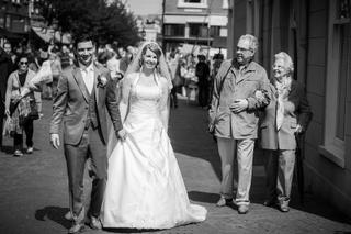 Bruidspaar Anouk en Edgar loopt trots door Delft, ouders naast zich, trouwreportage Brasserij Delftse Hout - Trouwshoot Stefa