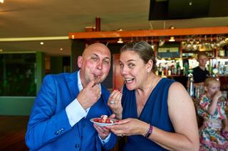 Marianne en David genieten lachend van taart tijdens hun 12,5 jarig huwelijksfeest in Delft - Trouwshoot Stefan Segers