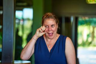 Marianne lacht ontroerd tijdens de viering van 12,5 jaar huwelijk met David in Onder Ons - Trouwshoot Stefan Segers