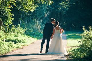 Bruidspaar hand in hand lopend door bospad Delftse Hout, zonovergoten moment tussen groen - Trouwshoot Stefan Segers