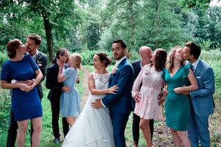 Bruidspaar Tessa en Jeroen met familie en vrienden in groepsfoto, trouwreportage Het Rieten Dak Delftse Hout Delft - Trouwsho