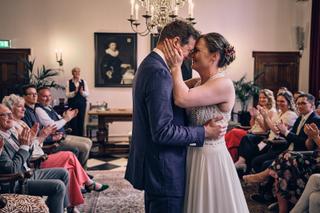 Bruidspaar Harm-Jan en Simanca eerste dans in stadhuis Delft, gasten applaudisseren, trouwreportage - Trouwshoot Stefan Seger
