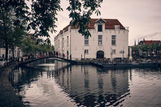 Bruidspaar Huszár bij het historische stadhuis Delft met weerspiegeling in het water - Trouwshoot Stefan Segers
