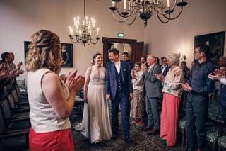 Bruidspaar Harm-Jan en Simanca ontvangt felicitaties in stadhuis Delft, trouwreportage Hotel Arsenaal - Trouwshoot Stefan Seg
