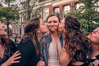 Bruidspaar Huszár wordt gefeliciteerd voor stadhuis Delft, vrienden geven felicitaties, trouwreportage - Trouwshoot Stefan Se