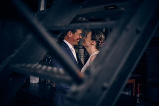 Bruidspaar Harm-Jan en Simanca verliefd moment bij Stadhuis Delft, trouwreportage Hotel Arsenaal - Trouwshoot Stefan Segers