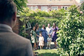 Bruidspaar Evelien en Krijn poseren met family en kinderen in de groene tuin van De Schaapskooi Delft - Trouwshoot Stefan Seg