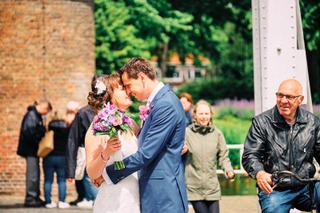 Bruidspaar Manon en Alvin kussen elkaar bij ceremonie Prinsenhof Delft, getuigen en gasten kijken toe, romantische trouwrepor