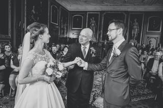 Bruidspaar wisselt ringen bij ceremonie in kasteel Duivenvoorde, trouwreportage de Horsten de Viersprong - Trouwshoot Stefan