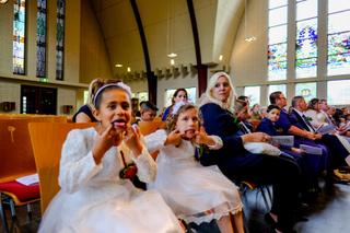 Bloemmeisjes Desiree en Rozenburg tijdens trouwceremonie in kerk Brielle, bruidspaar Remco en Breezze, trouwreportage - Trouw