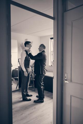 Bruidegom Gerco krijgt hulp met das voor trouwceremonie Clingendael Den Haag - Trouwshoot Stefan Segers