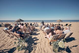 Bruidspaar Chris en Gerco trouwceremonie op het strand bij Strandclub Naturel Scheveningen, trouwreportage - Trouwshoot Stefa