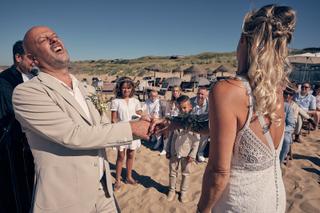 Bruidegom Chris spreekt trouwgeloften uit naar bruid op zandstrand Scheveningen, trouwceremonie Strandclub Naturel - Trouwsho