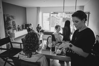 Bruid Ilse gets ready met visagist op Boerderij Burgersdijk De Lier, trouwdag voorbereiding - Trouwshoot Stefan Segers